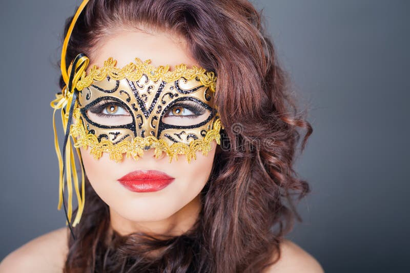 Donna Sexy Con La Maschera Di Carnevale Immagine Stock - Immagine di  misterioso, preservativo: 65837641