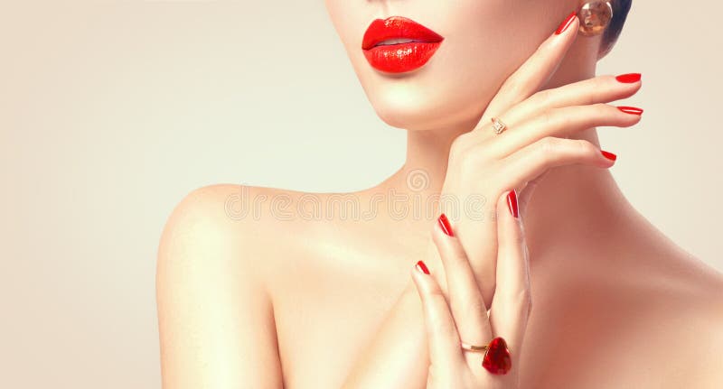 Donna sexy con le labbra ed il primo piano rossi dei chiodi immagini stock libere da diritti Donna sexy con le labbra ed il primo piano rossi dei chiodi immagini stock libere da diritti