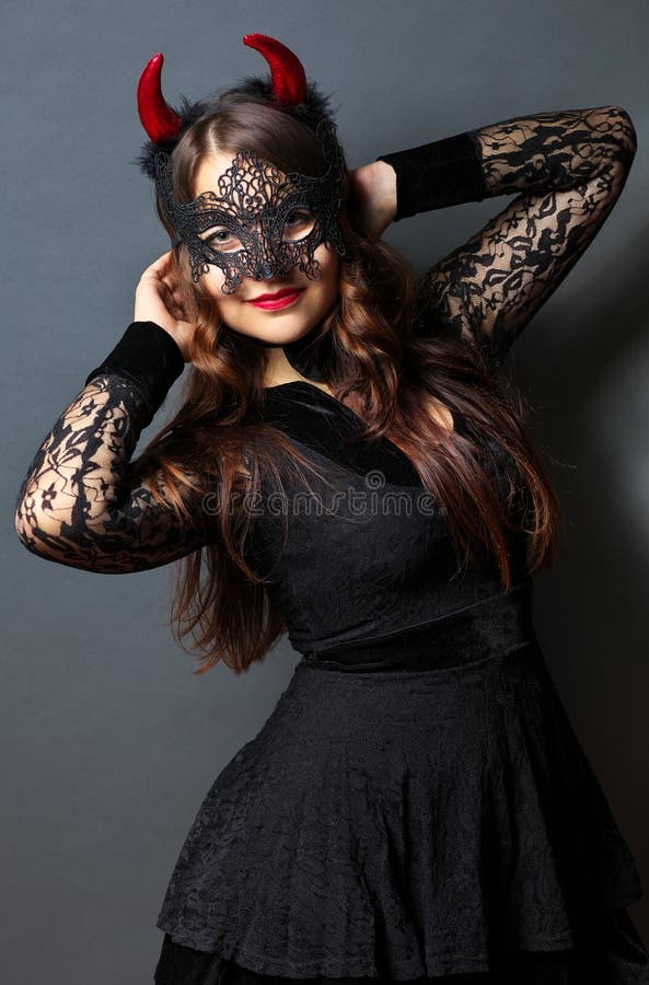 Donna Sexy Con La Maschera Di Carnevale Immagine Stock - Immagine di  misterioso, preservativo: 65837641