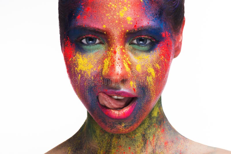 Donna sexy con trucco creativo luminoso che lecca le sue labbra fotografia stock Donna sexy con trucco creativo luminoso che lecca le sue labbra fotografia stock