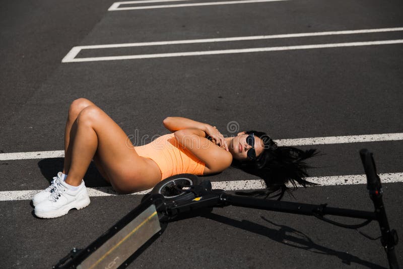 Donna Sexy Seduta Su Motorino Del Traffico.. .. .concetto Di Incidente  Stradale Nel Parcheggio... ..indossando Biancheria Intima. Immagine Stock -  Immagine di amichevole, emissione: 173134497