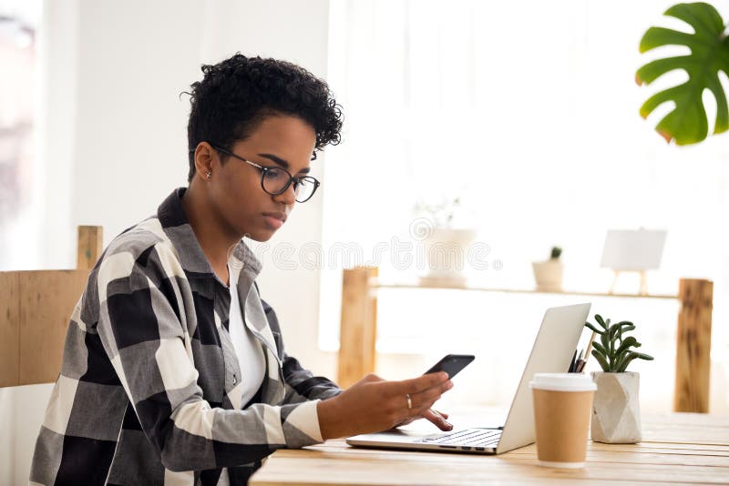 Donna sicura di affari che lavora facendo uso del computer e del telefono dentro fuori immagini stock libere da diritti Donna sicura di affari che lavora facendo uso del computer e del telefono dentro fuori immagini stock libere da diritti