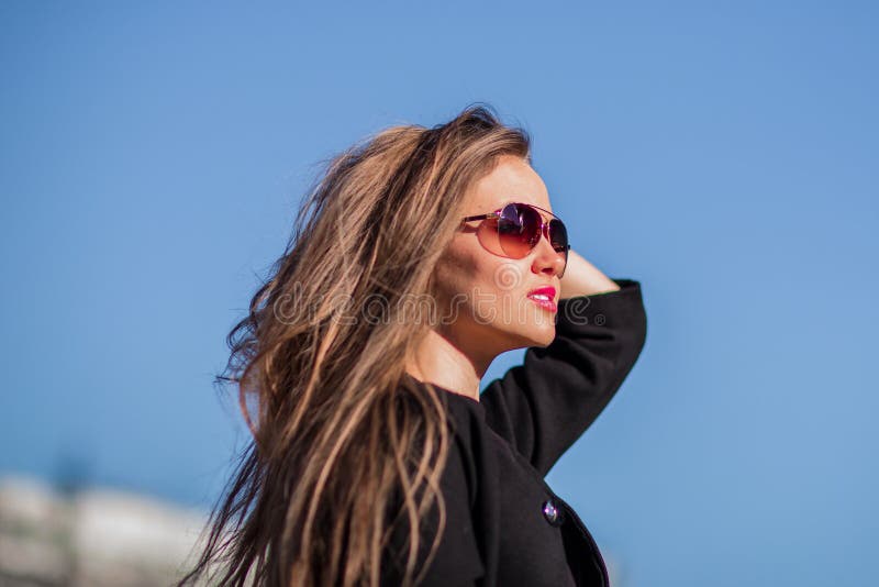 Donna sicura di affari su un fondo blu fotografie stock libere da diritti Donna sicura di affari su un fondo blu fotografie stock libere da diritti