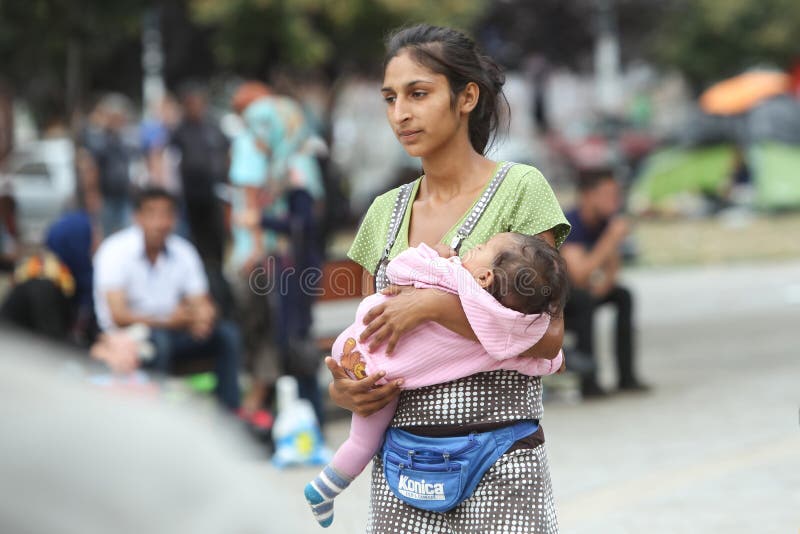 Donna siriana del rifugiato con il bambino a Belgrado immagini stock libere da diritti Donna siriana del rifugiato con il bambino a Belgrado immagini stock libere da diritti