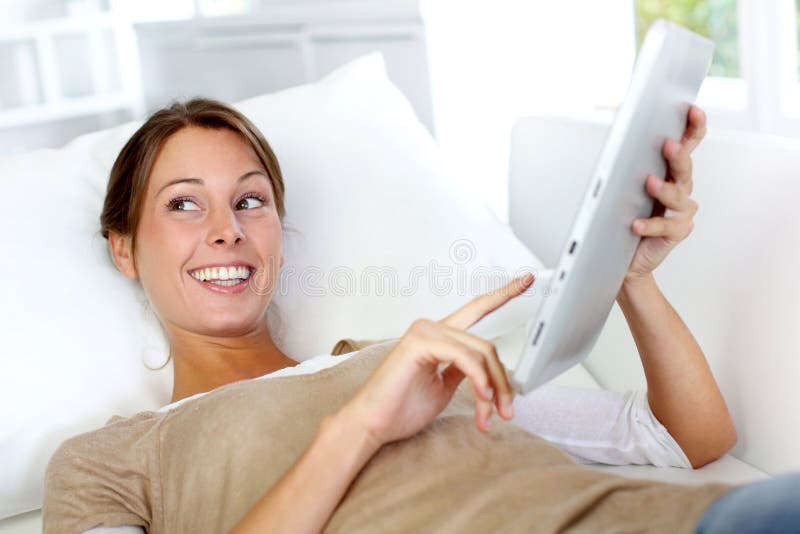 Donna sorridente con il ridurre in pani fotografia stock libera da diritti Donna sorridente con il ridurre in pani fotografia stock libera da diritti