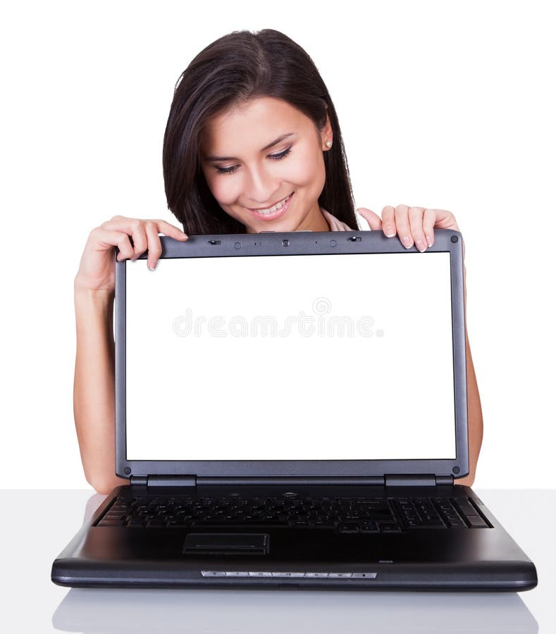 Donna sorridente con lo schermo in bianco del computer portatile immagini stock libere da diritti