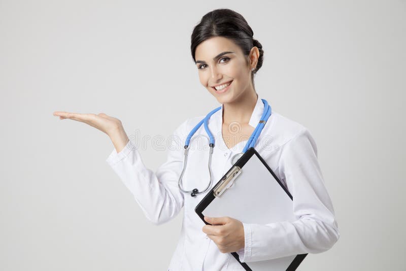 Donna sorridente del medico con lo stetoscopio Presente qualcosa