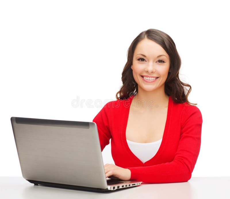 Donna sorridente in vestiti rossi con il computer portatile fotografie stock libere da diritti