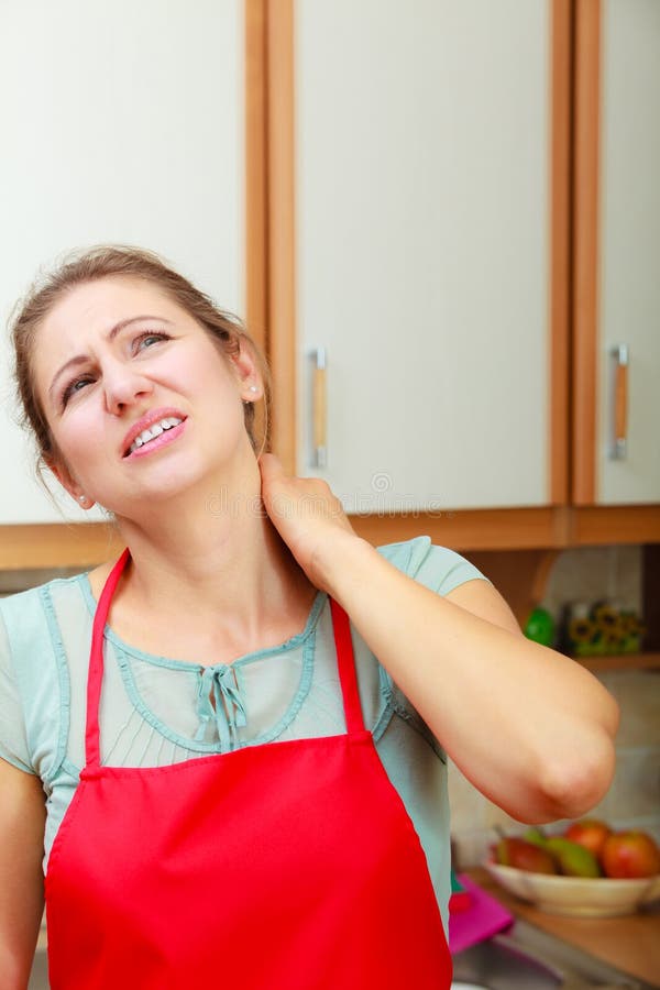 Donna sovraccarica che soffre dal dolore al collo fotografia stock Donna sovraccarica che soffre dal dolore al collo fotografia stock