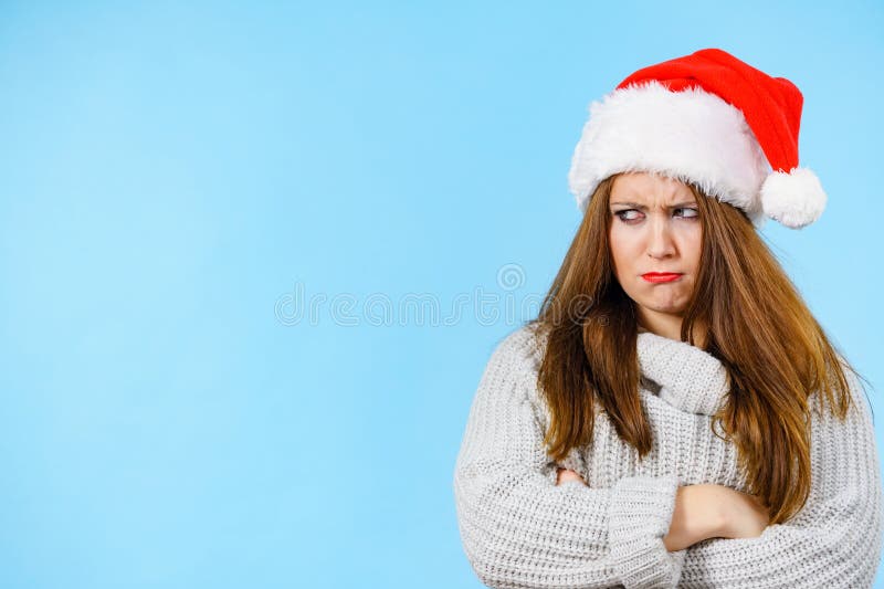 Donna stanca che indossa un cappello da Babbo Natale immagine stock libera da diritti