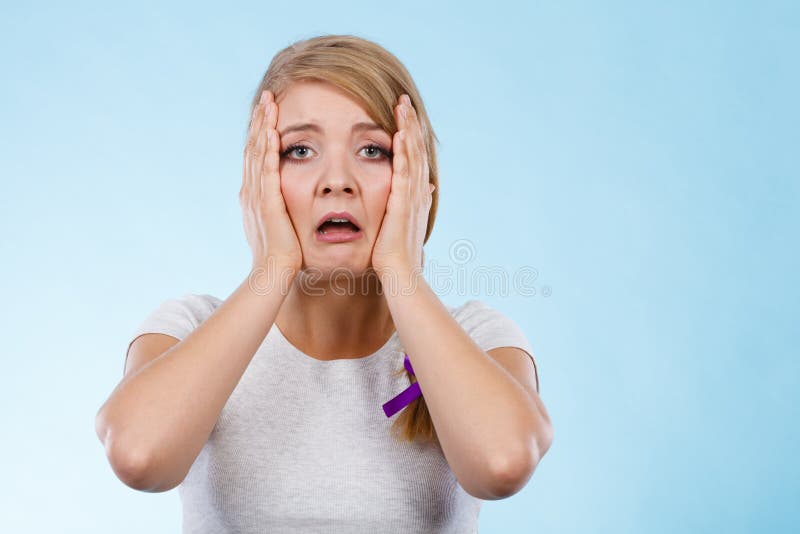 Donna stanca con le mani sul viso immagini stock libere da diritti