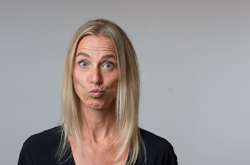 Donna stupita che fissa largamente osservato alla macchina fotografica immagine stock libera da diritti Donna stupita che fissa largamente osservato alla macchina fotografica immagine stock libera da diritti