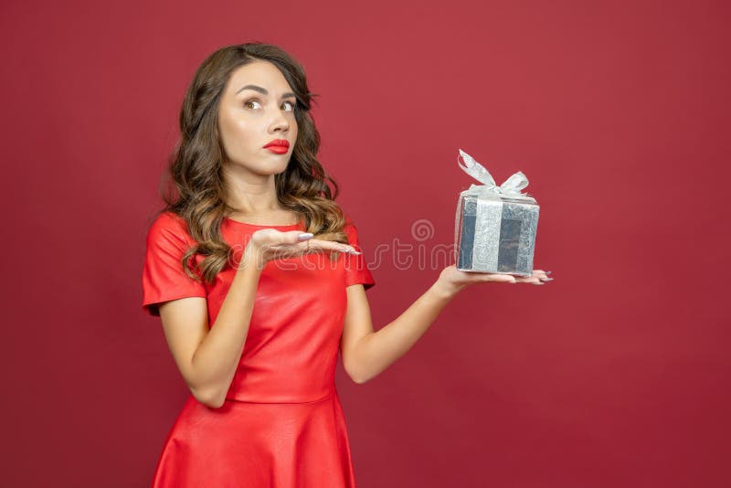 Donna su sfondo rosso fotografia stock libera da diritti