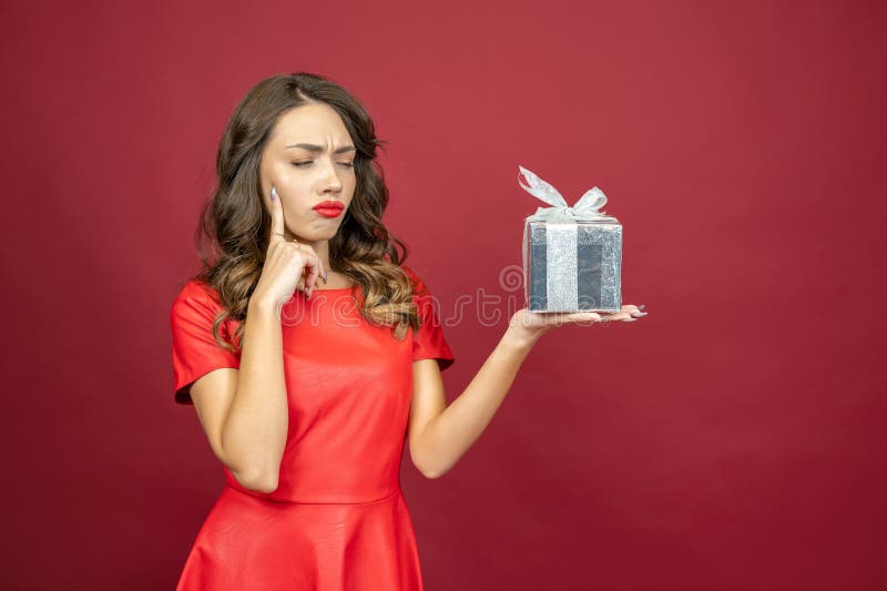 Donna su sfondo rosso immagini stock libere da diritti