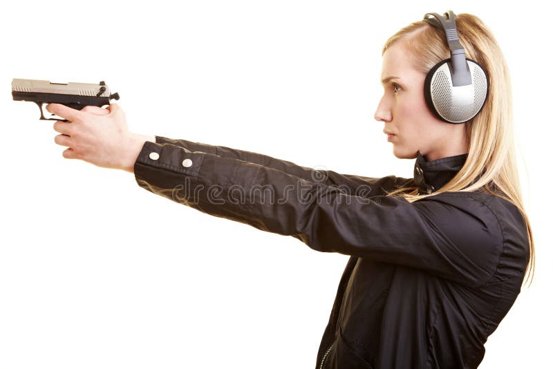 Donna su un intervallo di fucilazione immagini stock libere da diritti Donna su un intervallo di fucilazione immagini stock libere da diritti