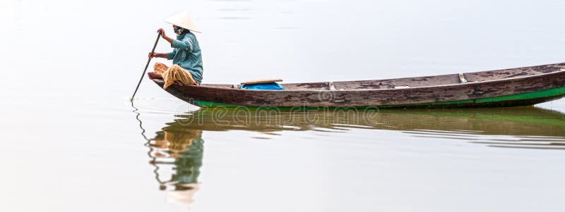Donna sulla barca di legno in fiume nel Vietnam, Asia. fotografie stock Donna sulla barca di legno in fiume nel Vietnam, Asia. fotografie stock
