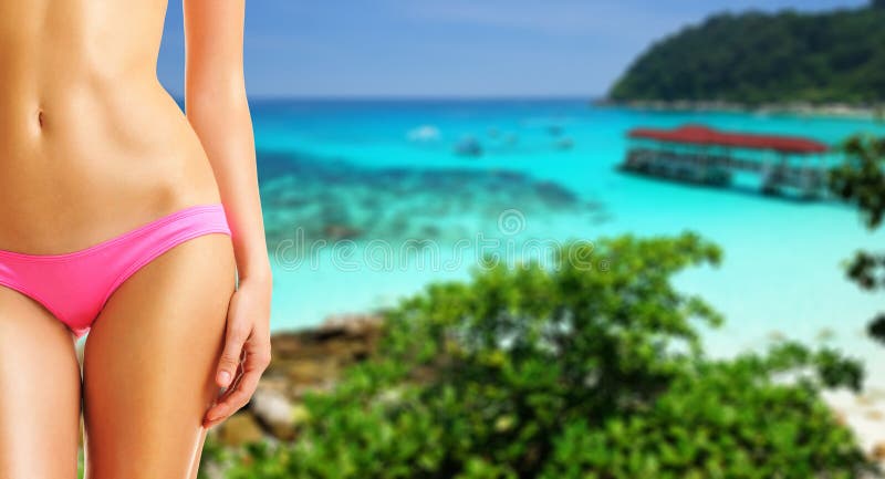 Donna sulla bella spiaggia fotografia stock libera da diritti Donna sulla bella spiaggia fotografia stock libera da diritti