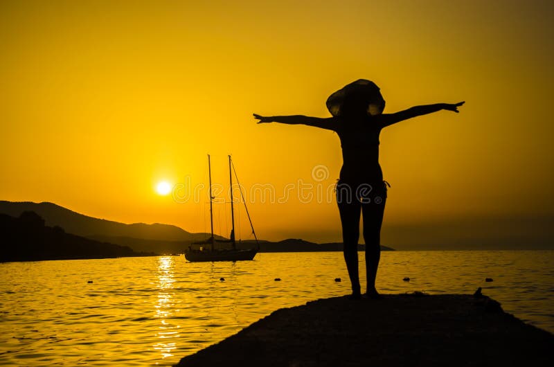 Donna sulla spiaggia che fa posa del ballerino di re immagini stock libere da diritti Donna sulla spiaggia che fa posa del ballerino di re immagini stock libere da diritti