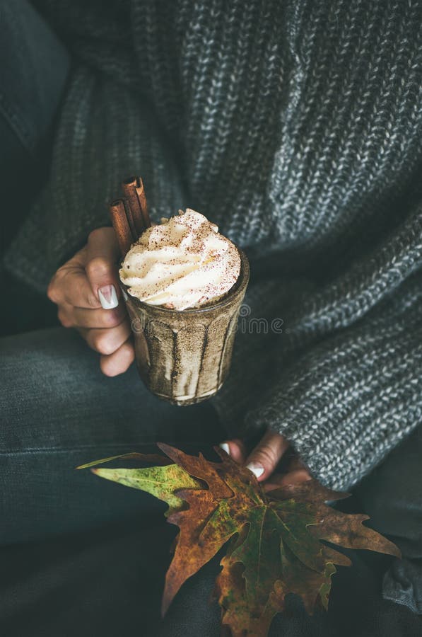 Donna in tazza di lana grigia della tenuta del maglione con cioccolata calda fotografia stock libera da diritti Donna in tazza di lana grigia della tenuta del maglione con cioccolata calda fotografia stock libera da diritti