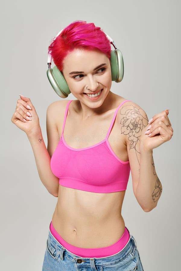 Donna tinta con i capelli rosa fotografia stock