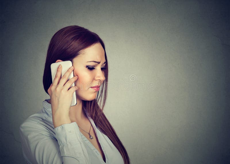 Donna triste che parla sul telefono fotografia stock Donna triste che parla sul telefono fotografia stock