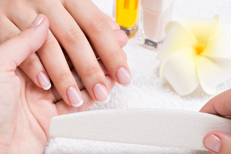Donna in un salone dell'unghia che riceve manicure immagine stock libera da diritti Donna in un salone dell'unghia che riceve manicure immagine stock libera da diritti