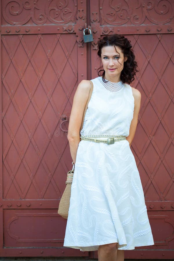 Donna in un vestito bianco Modo stile bellezza immagine stock libera da diritti Donna in un vestito bianco Modo stile bellezza immagine stock libera da diritti