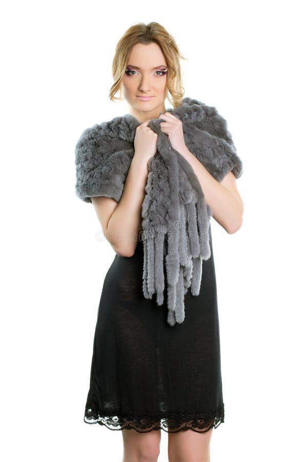 Donna in un vestito da cocktail nero fotografia stock libera da diritti Donna in un vestito da cocktail nero fotografia stock libera da diritti
