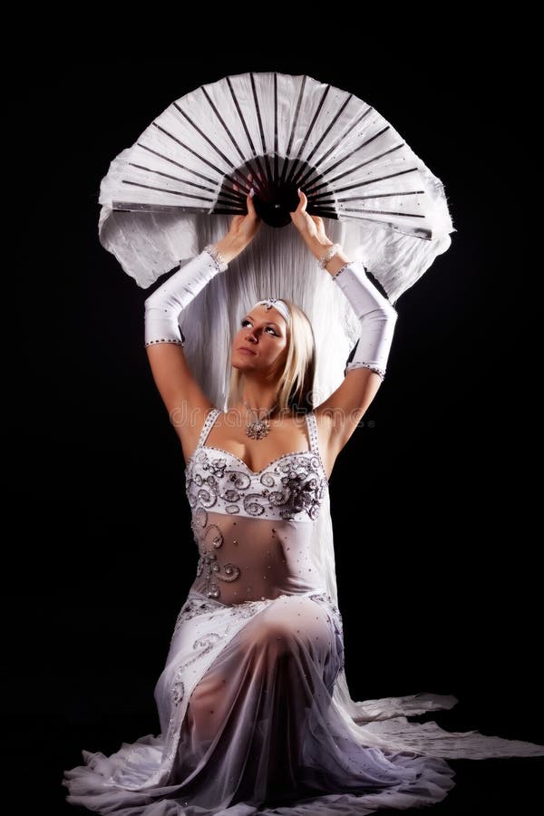 Donna vaga in vestito bianco immagini stock libere da diritti