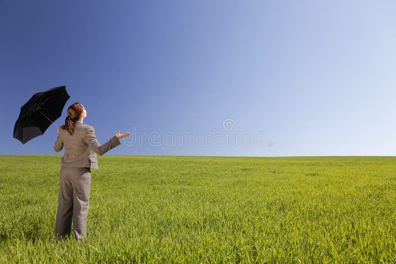donna verde dell'ombrello del campo fotografia stock libera da diritti donna verde dell'ombrello del campo fotografia stock libera da diritti