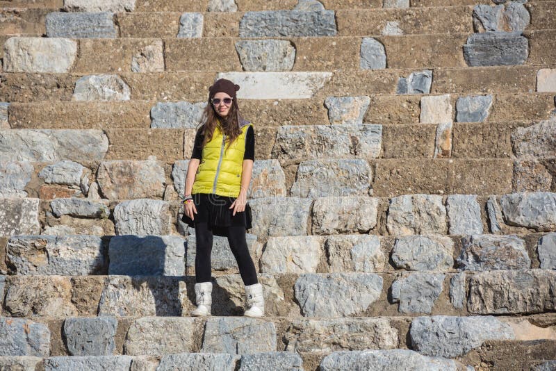 Donna in vestito giallo in occhiali da sole, anfiteatro all'aperto fotografia stock libera da diritti Donna in vestito giallo in occhiali da sole, anfiteatro all'aperto fotografia stock libera da diritti