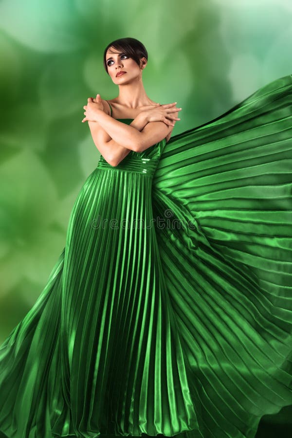 Donna in vestito lungo sopra la natura immagine stock libera da diritti Donna in vestito lungo sopra la natura immagine stock libera da diritti