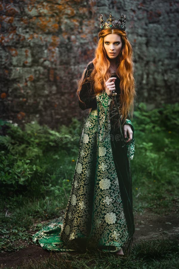 Donna in vestito medievale verde fotografia stock Donna in vestito medievale verde fotografia stock
