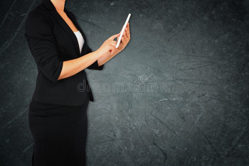 Donna in vestito su fondo strutturato elegante astratto grigio Immagine filtrata immagine stock libera da diritti Donna in vestito su fondo strutturato elegante astratto grigio Immagine filtrata immagine stock libera da diritti