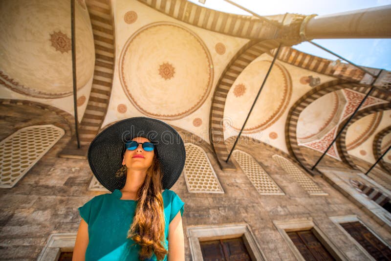 Donna vicino alla moschea blu a Costantinopoli fotografia stock libera da diritti Donna vicino alla moschea blu a Costantinopoli fotografia stock libera da diritti