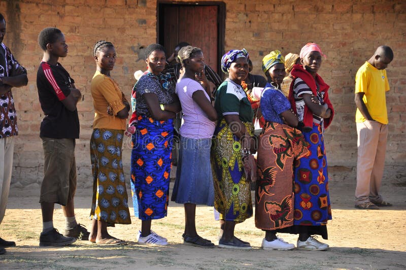 Donne africane che fanno la coda al voto alla stazione di votazione fotografie stock Donne africane che fanno la coda al voto alla stazione di votazione fotografie stock