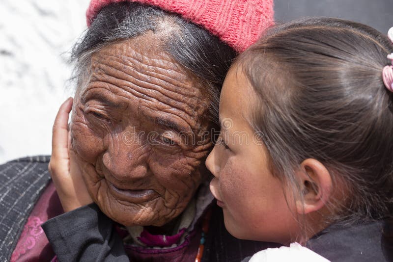 Donne anziane e bambino buddisti tibetani durante il festival di Hemis in Ladakh, India del nord immagine stock Donne anziane e bambino buddisti tibetani durante il festival di Hemis in Ladakh, India del nord immagine stock
