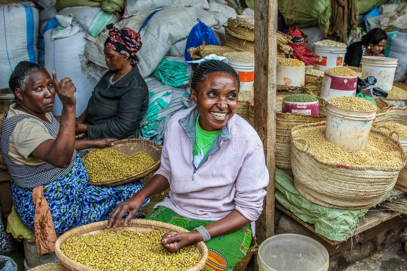 Donne anziane sorridenti che vendono le spezie nella loro stalla fotografie stock Donne anziane sorridenti che vendono le spezie nella loro stalla fotografie stock