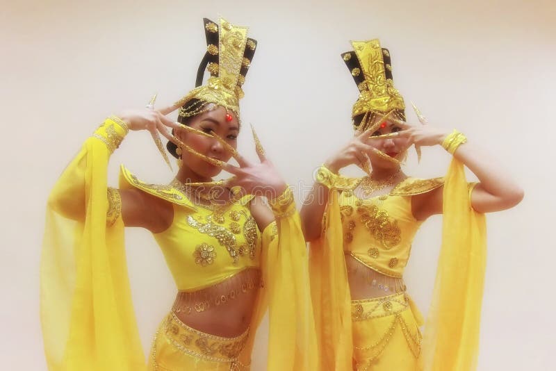 Donne asiatiche in costumi tradizionali thai, che fanno la padella con le mani, con lunghe unghie false, chiudono un ritratto immagine stock libera da diritti Donne asiatiche in costumi tradizionali thai, che fanno la padella con le mani, con lunghe unghie false, chiudono un ritratto immagine stock libera da diritti