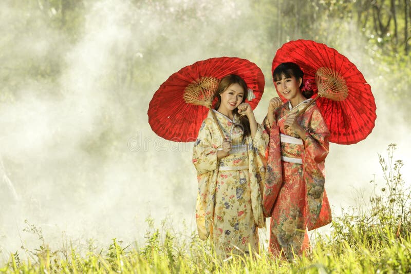 Donne asiatiche delle coppie che portano kimono giapponese tradizionale fotografia stock libera da diritti Donne asiatiche delle coppie che portano kimono giapponese tradizionale fotografia stock libera da diritti