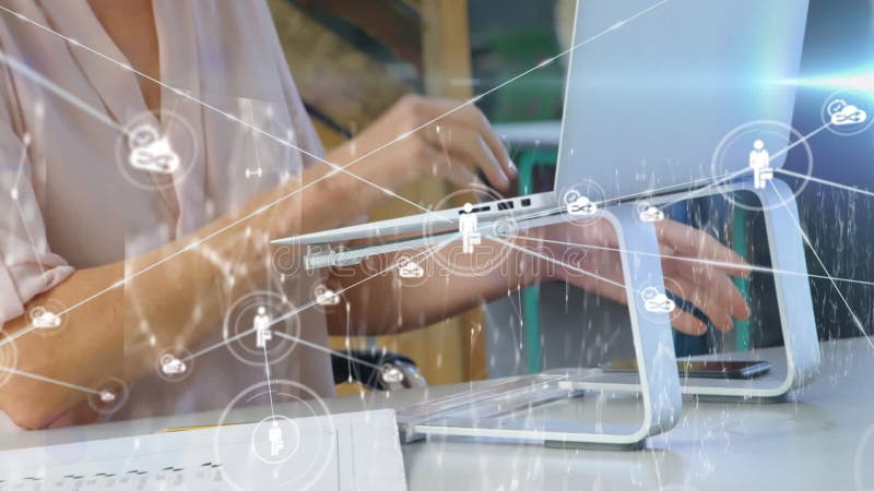 Donne che digitano sul notebook stanno espandendo la rete tecnologica del cloud e delle icone dati stock footage
