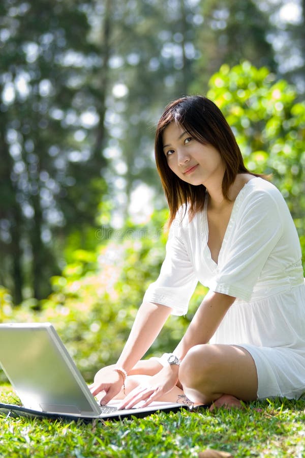 Donne che lavorano al computer portatile immagini stock libere da diritti Donne che lavorano al computer portatile immagini stock libere da diritti