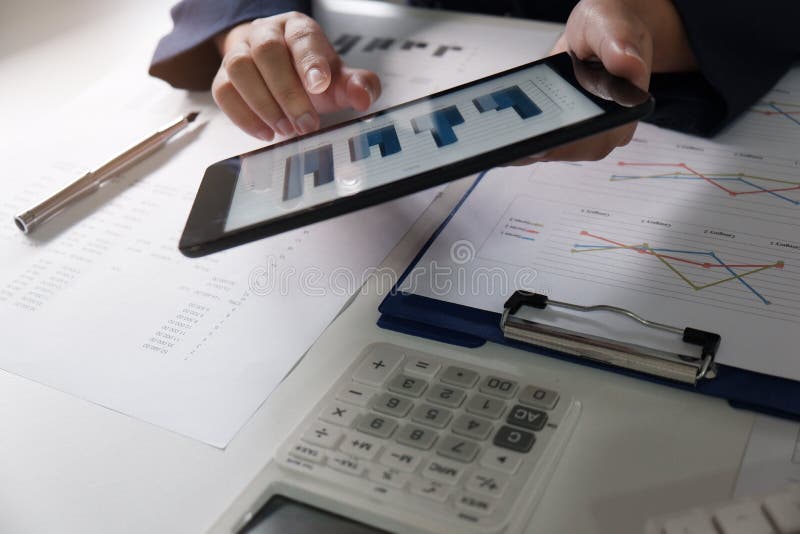 Donne che lavorano nell'ufficio analisi finanziaria con i grafici sul taplet per l'affare, la contabilità, l'assicurazione o il c fotografie stock Donne che lavorano nell'ufficio analisi finanziaria con i grafici sul taplet per l'affare, la contabilità, l'assicurazione o il c fotografie stock