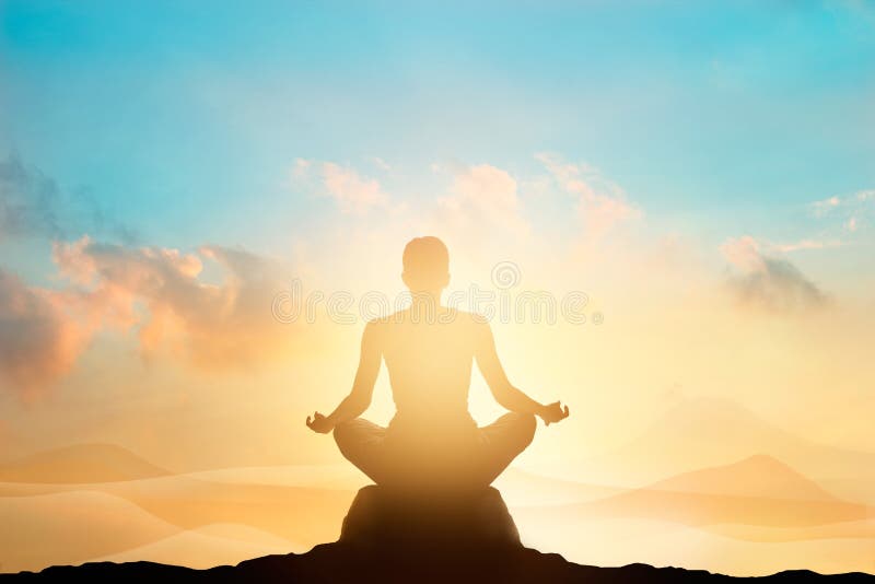 Donne che meditano su alta montagna nel fondo di tramonto fotografia stock Donne che meditano su alta montagna nel fondo di tramonto fotografia stock