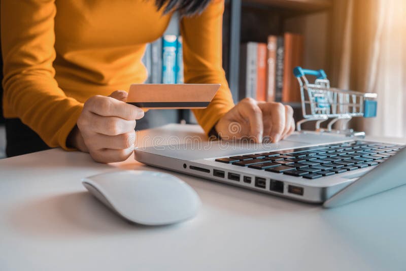 Donne che per mezzo di una carta di credito e di un computer portatile digitale immagine stock libera da diritti Donne che per mezzo di una carta di credito e di un computer portatile digitale immagine stock libera da diritti
