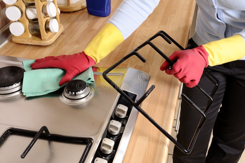 Donne che puliscono la casa fotografia stock