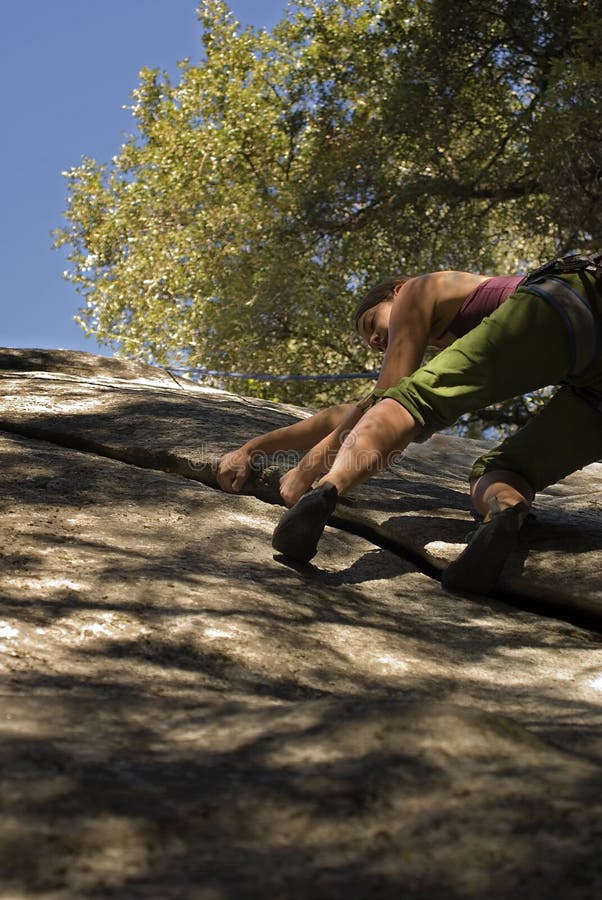 Donne che si arrampicano in Yosemite immagini stock Donne che si arrampicano in Yosemite immagini stock