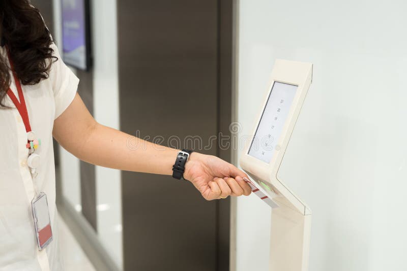 Donne che tengono il controllo di accesso della carta chiave per sbloccare il pavimento dell'elevatore e per scegliere il pavimen immagini stock libere da diritti Donne che tengono il controllo di accesso della carta chiave per sbloccare il pavimento dell'elevatore e per scegliere il pavimen immagini stock libere da diritti