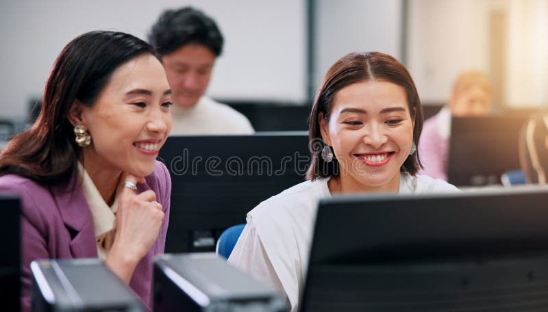 Donne creative e coworking computer per ufficio e collaborazione per le pubbliche relazioni e sorridi. colleghi di lettura immagini stock libere da diritti
