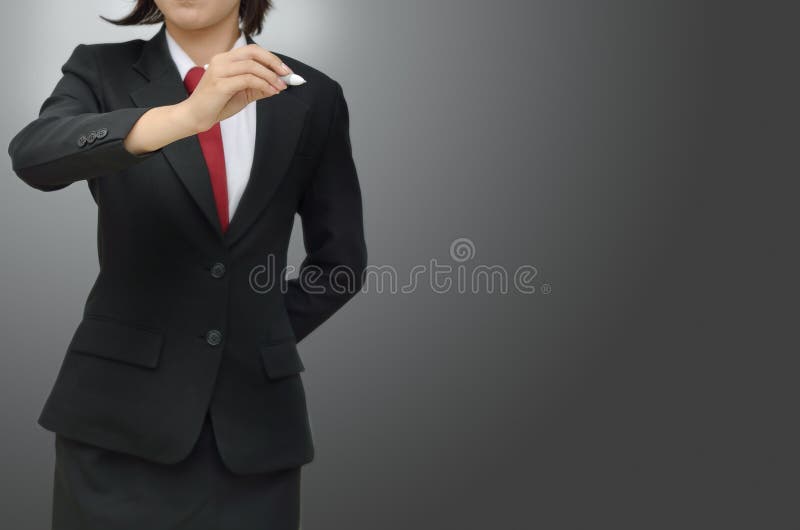 Donne di affari con la penna su fondo grigio immagini stock libere da diritti Donne di affari con la penna su fondo grigio immagini stock libere da diritti